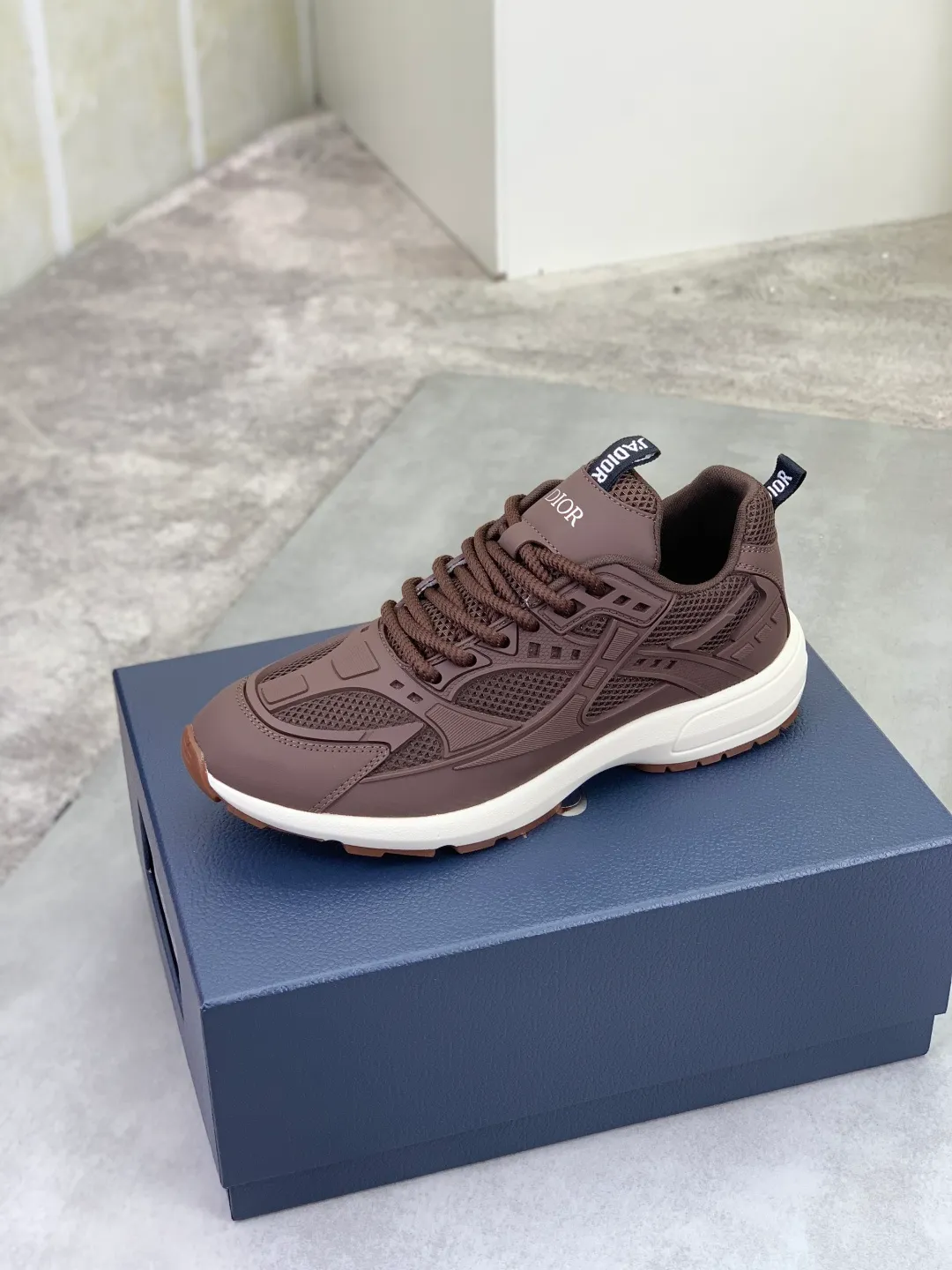 Men's Men's Shoes P600💰💎💎💎Top quality DIOR men's low-top sneakers series Newly launched this season, this low-top sneaker is one of the flagship styles of the series. Crafted from cowhide leather uppers combined with mesh and white technical fabric, it's finished with reflective graphic logos. Featuring logos on the heel and tongue, the extra-light sculpted rubber sole with signature embellishments enhances style, and internal stretch details create an ideal comfort fit that pairs well with a variety of casual looks. Shows fashionable and modern sports style Size:39-45 (38 46 customized)